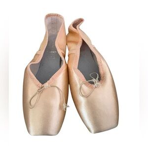 Freed of London Satin Ballet Flats in Peach size 7